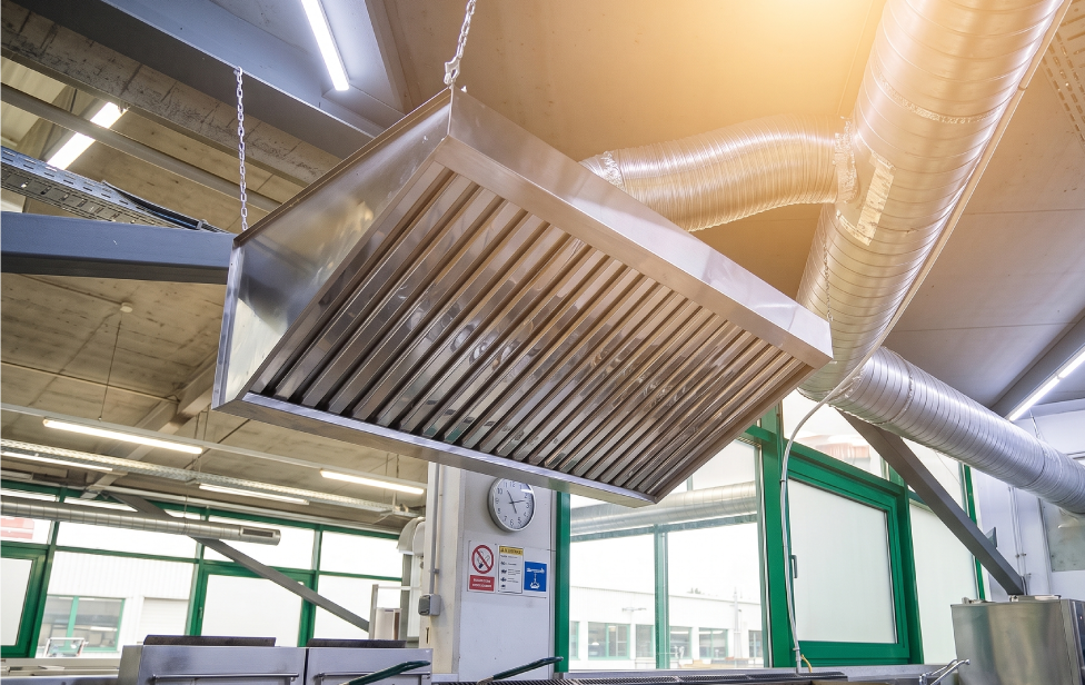 Cocina profesional de restaurante donde se utilizan trampas de grasa para el mantenimiento sanitario